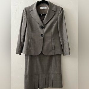 Skirt suit